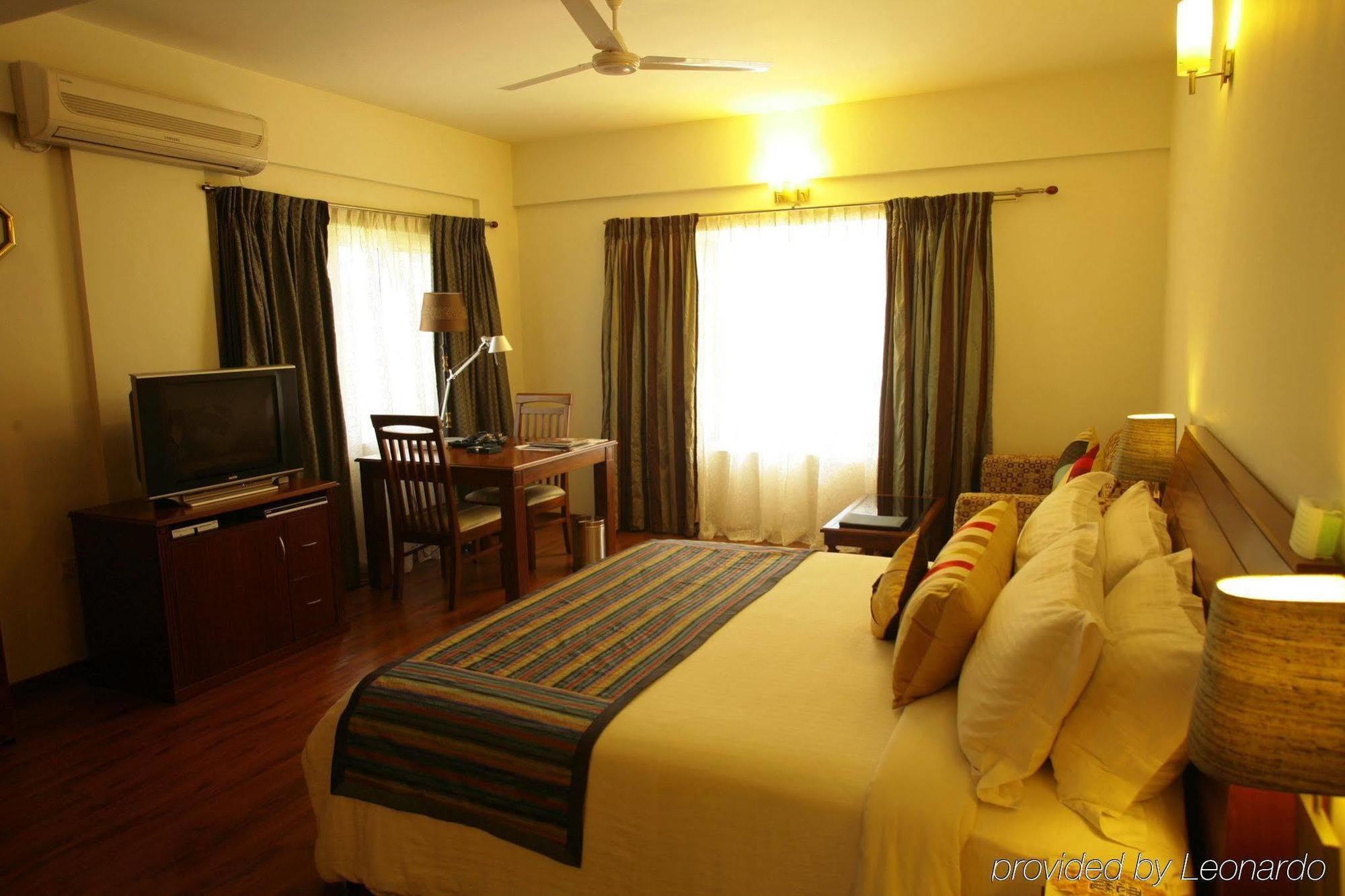 Justa Off Mg Road Hotel Bangalore Quarto foto