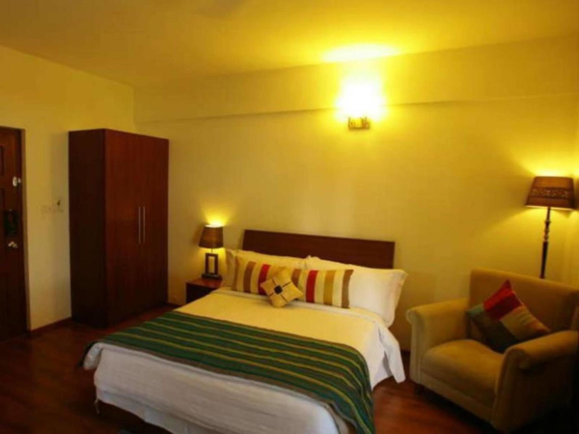Justa Off Mg Road Hotel Bangalore Exterior foto